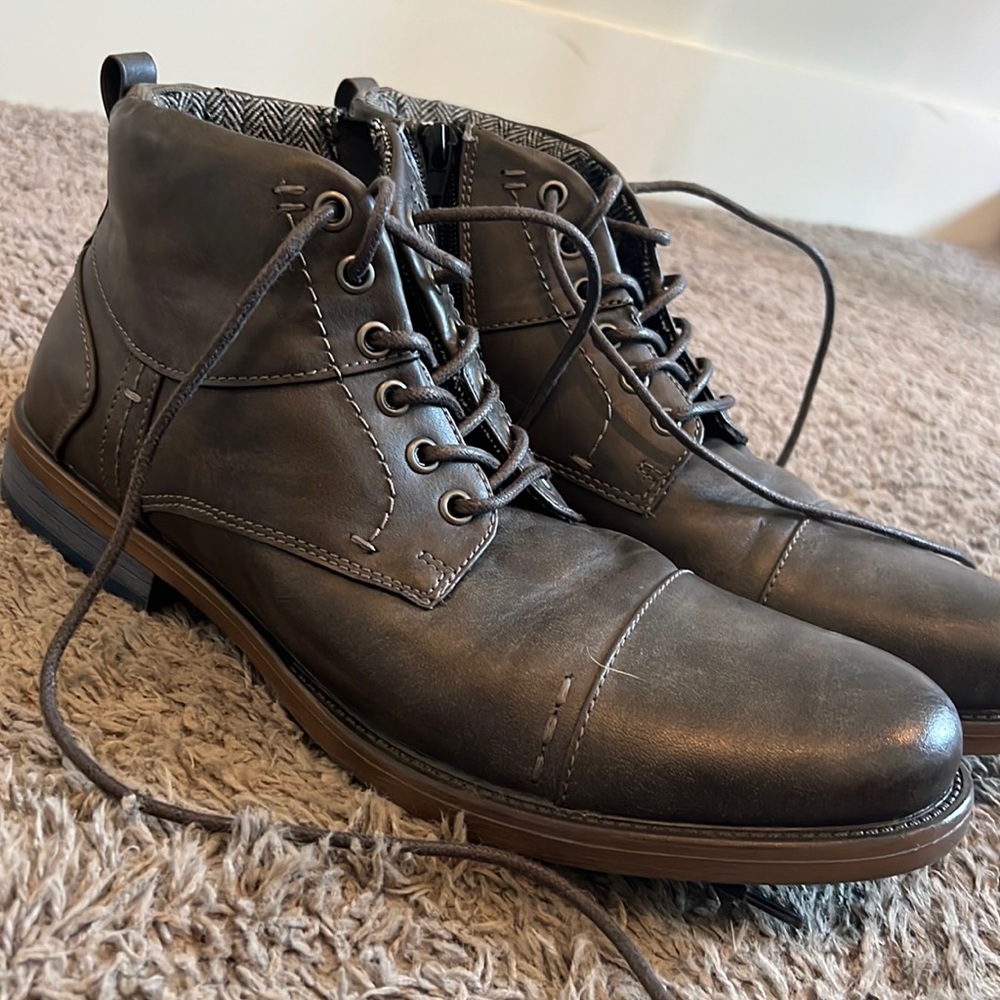 Restoration Mens 9.5 gray shoes Russell
